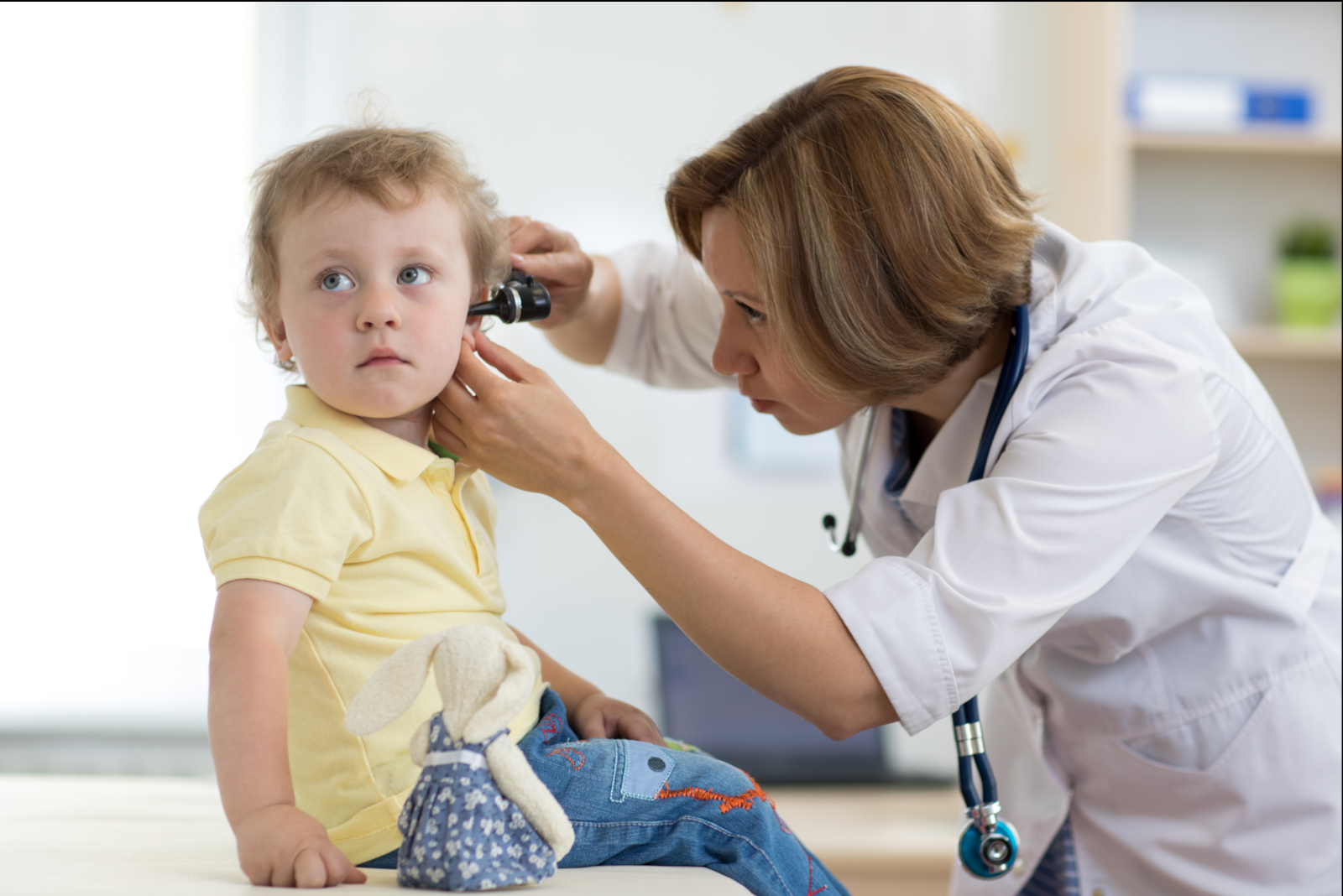 laryngolog badający dziecko